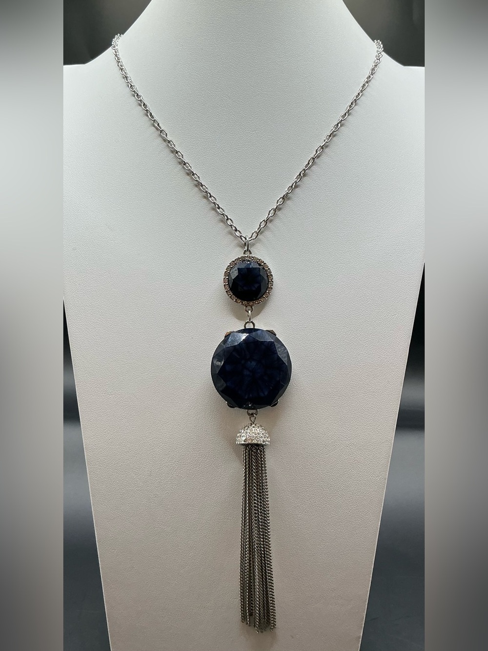 SIMPLY VERA VERA WANG LARGE SILVERTONE BLUE CABOCHON AN FRINGE LARIAT NECKLACE